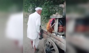 व्हायरल व्हिडिओ !ह्या वयात सुद्धा काम करताय सलाम आहे तुम्हाला