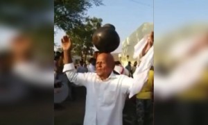 समजत नाहीये टकल्यावर माठ आहे की माठावर वर माठ आहे