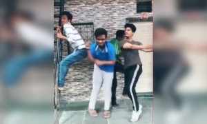 पांढऱ्या शर्ट वाल्यावर नजर ठेवा फक्त..