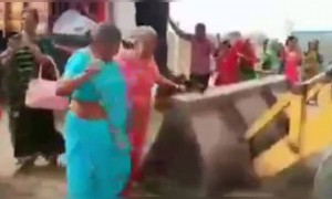 पहा एक जेसीबी महिलांना मदत करतानाचा व्हिडीओ..