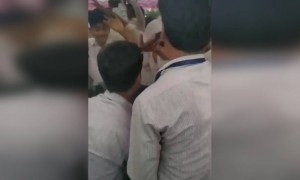 पहा खरे कलावंत स्टेजच्या मागच्या बाजुला असतात