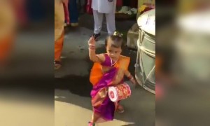 छोटीशी छकुली पहा कशी ढोल वाजवते