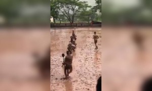 चिखलात ही खो-खो चा आनंद लुटताना...