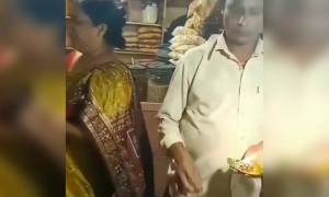 पहा मजेदार व्हिडिओ ! अशाप्रकारे, पुरुष खरोखरच स्त्रियांची काळजी घेतात