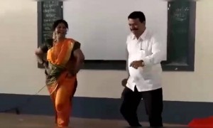 आनंद साजरा करायला वयाचे बंधन नसते... शिक्षक दाम्पत्याचा सुंदर असा डान्स...