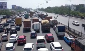 लॉकडाऊन जाहीर केलेलं असूनही मुंबई-पुणे एक्सप्रेसवेवरील ही दृश्य पाहा...