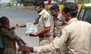 पहा वर्दीतले देवदुत...!