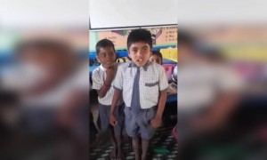 सातारा येथील विद्यार्थी प्राण्यांच्या हुबेहूब आवाज काढताना.