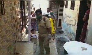 मुंबईतील झोपडपट्टीत ठिकठिकाणी महापालिकेकडून जंतुनाशक फवारणी