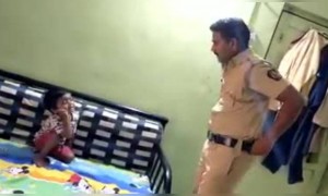 पोलीस अधीकारींचा मुलगा पप्पा बाहेर नका जाऊ बाहेर कोरोना आहे