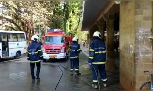 महापालिका रूग्णालयाच्या स्वच्छतेचे काम अग्निशमन दलाने संयुक्तपणे घेतला आहे.