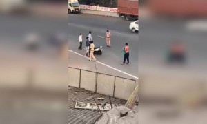 मास्क न लावता रस्त्यावर फिरत होते.पोलिसांनी टी-शर्ट काढून तोंडावर बांधायला लावला