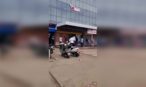 सुपर मार्केटबाहेर सोशल डिस्टेन्सिंगचा प्रयोग ठराविक अंतरावर ग्राहकांसाठी नेमून दिली जातेय जागा