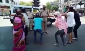 पहा संचार बंदीचा आदेश मोडणाऱ्यांना उठाबशा काढायला लावल्या..