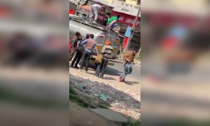 पोलीस यंत्रणा सतर्क रहा असा जिवघेणा प्रवास करत लोक ईतरांचे जिव धोक्यात घालत आहे...