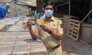 पोलिस निरीक्षक राजेंद्र काणे यांनी 4 लाख फेस मास्क जप्त केले