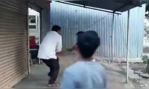 कटिंग चे दुकान शटर लावून काम चालू होतं नाव्ही दादा धोपाटला