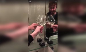 घरामध्ये राहण्यासाठी लोक काय करीत आहेत ते पहा