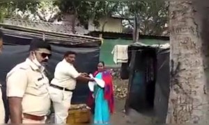 आपले महाराष्ट्र पोलीस ! गरिबांना जेवण वाटप करताना..