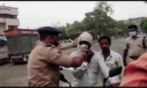 पहिल्या कस्टमर ची पूजा करताना पोलीस. .