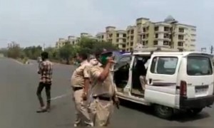कोरोनाव्हायरसचा प्रसार होऊ नये म्हणून खबरदारी घेतांना महाराष्ट्र पोलिस..
