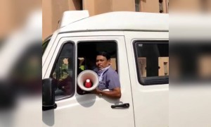 लोकांना घरी राहण्याचे आवाहन करताना रेल्वे कर्मचारी..