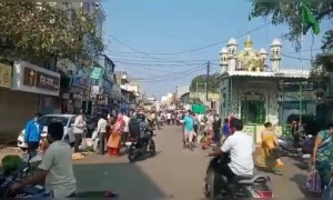 भाजी खरेदीसाठी झालेली गर्दी पोलिसांनी लोकांना समजून सांगत सोशल डिस्टन्स ठेवण्यास सांगितले.