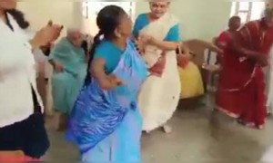 सुंदर, सर्व आजी एकदम उत्साही. छान पिढी आहे ही. कोणत्याही परिस्थितीत आनंद घेतात.