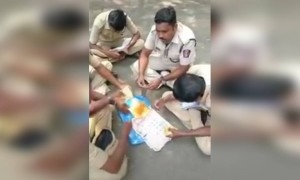 हा व्हिडिओ त्यांच्यापर्यंत पोहोचू द्या जे पोलिसांना सहकार्य करत नाहीत