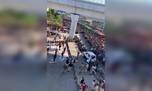 दिल्लीतल्या आनंद विहार बस स्टॉप वर झालेली गर्दी पहा...