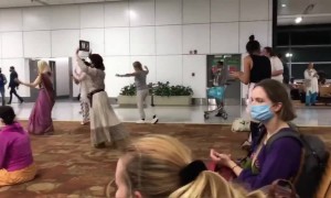 दिल्ली एअरपोर्टला रशियन भक्त सोशल डिस्टन्स ठेऊन भक्तीत तल्लीन...