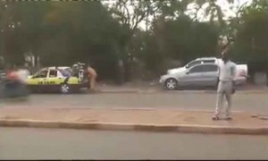 पहा रोड क्रॉस करण्याचा तरीका..