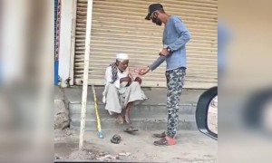 हा व्हिडिओ बघून डोळ्यात पाणी आलं.. निशब्द करणारा क्षण..