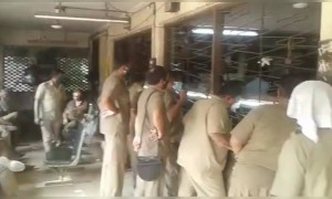 बस डेपोत बेस्टच्या कर्मचाऱ्यांची गर्दी; सोशल डिस्टन्सिंगच्या नियमाचे पालन करणे आवश्यक