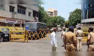 करोनाचे संशयित रुग्ण आढळल्याने पोलिसांनी वरळी कोळीवाडा परिसर केला सील