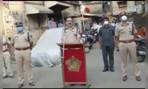 तुम्ही घरीच राहा, आम्ही तुमच्यापर्यंत पोहचत राहू. - मुंबई पोलीस..