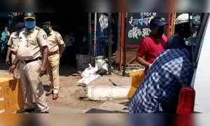 सलाम तुमच्या कार्याला! मुंबईत 'रोटी बँक'कडून गरिबांना जेवण देण्यात आलं.