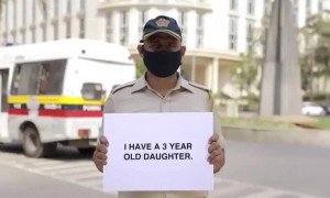 मुंबई पोलिसांकडून मुंबईकरांसाठी जागृकतेचा निरोप. घरीच राहा. सुरक्षित राहा...