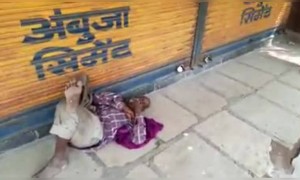 अन्न वाटप करताना एका अनाथ काकांची प्रतिक्रिया..