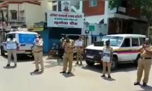 पोलीस कोरोनाच्या लढाईतून देश लवकर मुक्त व्हावा यासाठी शक्य तेवढे प्रयत्न करत आहेत.