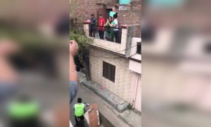 कचरा वेचणाऱ्या कर्मचाऱ्यावर नागरिकांकडून फुलांचा वर्षाव; नोटांचा हार देखील घालण्यात आला.