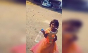 माणुसकी जपणारा हा एक व्हिडिओ..प्रणाम तुमच्या कार्याला..