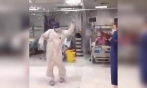 रुग्णांचे मनोरंजन आणि त्यांचा ताण कमी करण्यासाठी डॉक्टर्स डान्सर पण झालेत.