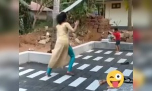 ही नेहमी असच खेळते वाटत..