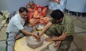 लॉकडाऊन मध्ये 'बाळूमामा' अर्थात अभिनेता 'सुमित पुसावळे' जेव्हा दळण दळतात