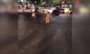 रस्त्यावर पडलेल्या काचा साफ करताना पुणे पोलीस