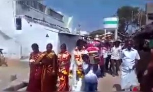 हा लग्न करून निघाला... कि गांव लुटून निघाला !!