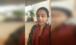 विद्या बालन प्रत्येकास घरी राहण्याची आणि सुरक्षित राहण्याची विनंती करतांना