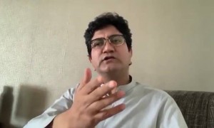 मोदींच्या ५ एप्रिलच्या आव्हानावरून प्रसून जोशींची ही कविता ऐकलीत का ?