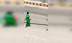 रोडवर मोबाईल दिसला पण घेताना काय झाले पहा..